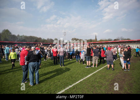 Manchester City FC Fans erobern die Tonhöhe nach dem Team gewinnt die Vanorama nationalen Liga Nord 2017/18. Stockfoto