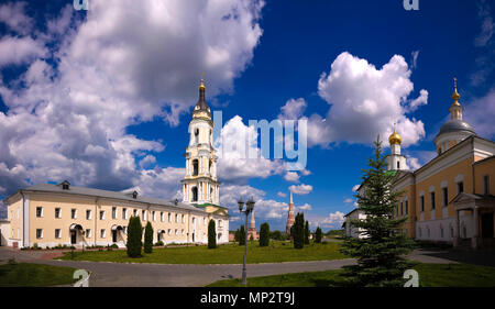 Blick auf die Kathedrale der Epiphanie, Kirche des Hl. Sergius von Radonezh und Kirche von der Darstellung der seligen Jungfrau Maria im Tempel in Erscheinung. Stockfoto