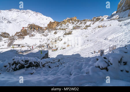 Schnee bedeckt dhankar Dorf - Spiti Valley, himachal/Indien Stockfoto