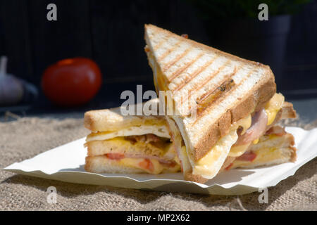 Sandwich mit Käse, Schinken und Spiegelei Stockfoto