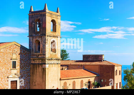 Turm der Kirche San Domenico in Taormina, Sizilien, Italien Stockfoto