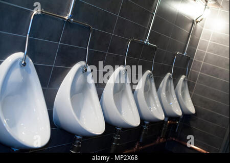 Reihe von mens Urinale in eine öffentliche Toilette Stockfoto