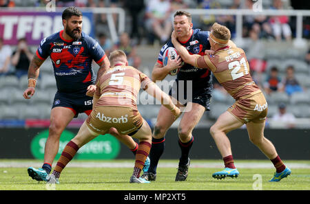 Wakefield Trinity Keegan Hirst ist von Huddersfield Riesen Aaron Murphy und Huddersfield riesen Adam O Brien während der Betfred Super League, magische Wochenende in St James' Park, Newcastle in Angriff genommen. Stockfoto