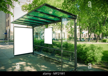 Mock up. Bblank weißen Werbetafeln an der Bushaltestelle auf der Straße der Stadt. Stockfoto
