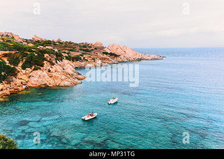 Boote im Mittelmeer am Capo Testa, Santa Teresa Gallura, Sardinien, Italien Stockfoto