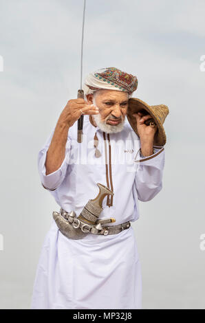 Ibri, Oman, 28. April 2018: Männer tanzen und singen omanische traditionelle Weise Stockfoto