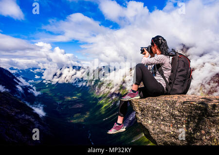 Natur-Fotograf-Tourist mit Kamera schießt beim stehen oben auf dem Berg. Wunderschöne Natur Norwegens. Stockfoto