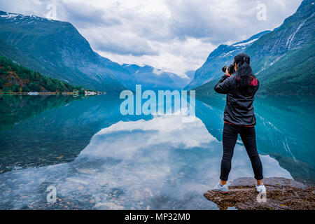 Naturfotograf Touristen mit Kamera schöne Natur Norwegen Naturlandschaft. See Lovatnet. Stockfoto