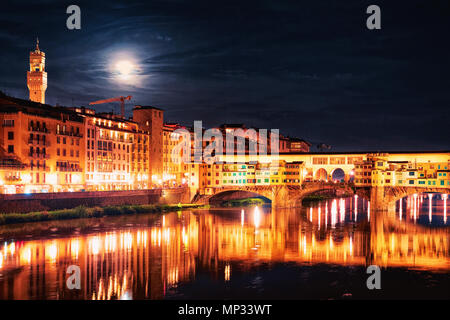 Ponte Vecchio in Florenz in Italien. In der Nacht Stockfoto