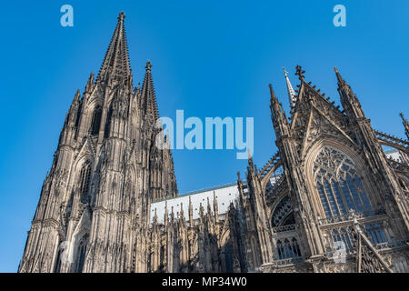 Die Türme des Kölner Doms in Köln Deutschland. Nach einem Brand Wiederaufbau der Kathedrale begann 1248 und dauerte bis zu seinem Abschluss Stockfoto