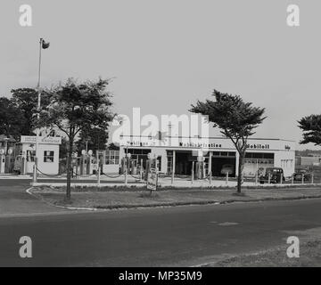 1950er Jahre, historisches Bild der 'Whirlwind', eine Neue mobiloil Service Station an der London Rd, England, UK. Dies war ein "Service Station" für die Autofahrer dieser Epoche im wahrsten Sinne des Wortes, mit vorplatz Begleiter, um Ihr Auto zu Kraftstoff und der Windschutzscheibe und eine Garage und Mechanik für Motor überprüft und neue Teile reinigen. Stockfoto