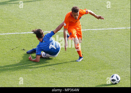 Italiens Samuele Ricci (links) und Niederlande" Liam van Gelderen Kampf um den Ball während die UEFA-U17-Meisterschaft Endrunde an der AESSEAL New York Stadium, Rotherham. Stockfoto