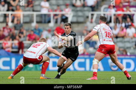 Von Hull FC Jamie Shaul wird durch den Rumpf Kr James Greenwood und der Rumpf Kr James Donaldson während der Betfred Super League, magische Wochenende in St James' Park, Newcastle in Angriff genommen. Stockfoto