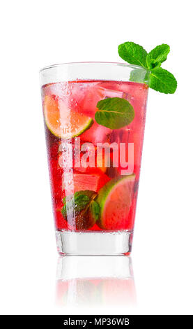 Nasses Glas kaltes Red Cocktail mit Fruchtsaft, Scheiben von Kalk, Blättern Minze und Würfel von Eis auf weißem Hintergrund Stockfoto