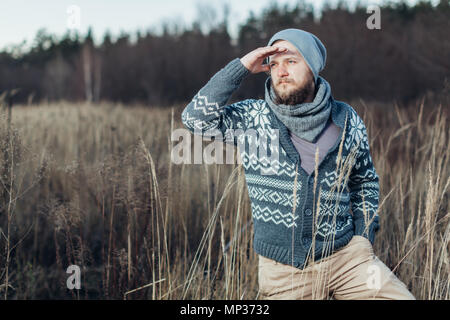 Junge Erwachsene zu Fuß Reise, Mann, Wanderer, im schönen, grünen Wald verloren und seitlich Platz für Ihren Text in Nachrichten oder Informationen kopieren Stockfoto