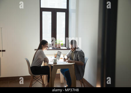 Männliche Mitarbeiter unterzeichnen Vertrag in modernen casual Büro Stockfoto