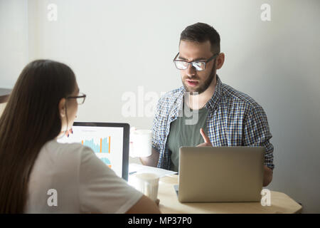Tausendjährige Mitarbeiter Brainstorming über Unternehmensstrategien Stockfoto