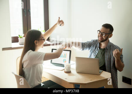 Lächelnd Freiberufler die Fäuste bump und Daumen hoch Stockfoto