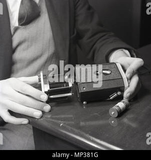 1950er Jahre, historische Bild zeigt die Kamera oder die Patrone, die die fotografischen 127 Rollen Film eine Kodak Box Kamera hält, eine "Brownie", Reflex, eine beliebte Kamera Modell in dieser Ära, in England von 1946 bis 1960 gemacht. Stockfoto
