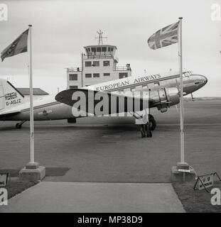 1950er Jahre, eine Douglas C-47 A (DC-3) Skytrain der Airline, Briitsh European Airways auf einer Startbahn vor dem Eingang zu einem kleinen europäischen Flughafen, möglicherweise West Berlin in Deutschland geparkt. In den 1960er Jahren die Briitsh Airline wurde der fünfte größte Passagier - die Fluggesellschaft in der westlichen Welt. Die Ebene dargestellt, 1943 erbaut, war ehemaliger RAF-Flugzeug, und wurde von der schottischen Aviation umgewandelt und mit dem Namen RMA John stringfellow nach einem frühen britischen Aviator. Es diente BEA von 1946 bis 1960. Stockfoto