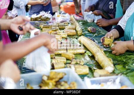 Menschen kaufen Klebriger Reis Desserts in Street Food Markt während des Ramadan fasten Monat an der Stadt Banda Aceh, Aceh, Indonesien Stockfoto