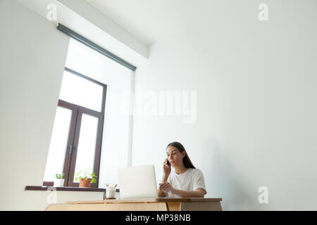 Beschäftigten Frauen Arbeiten am Laptop und Consulting über Telefon Stockfoto