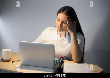 Betont weibliche leiden unter Kopfschmerzen. Stockfoto