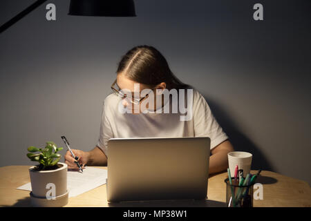 Vorbereitung auf die Prüfung fokussiert Student Studium der späten Stunden Stockfoto