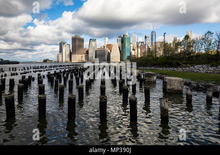 Skyline von Manhattan aus dem East River in New York City, USA gesehen. Stockfoto