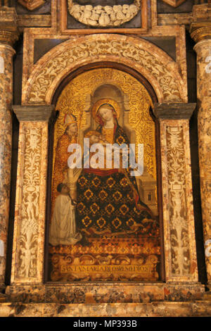 Virgen de los Remedios. Español: Esta obra, que Vertreter a la Virgen María llevando en sus Brazos al Niño Jesús, Daten de finales Del Siglo XIV, y fue en el siglo XVI, momento en el que fue profundamente restaurada, Cuando se Le añadió El rótulo que Reza: "SANTA MARIA DE LOS REMEDIOS". . Finales Del Siglo XIV. 1239 Virgen de los Remedios Sevilla Stockfoto