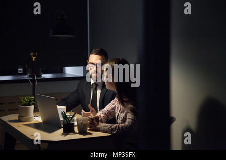 Ernsthafte Kollegen diskutieren Unternehmen finanzielle Probleme Stockfoto