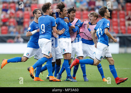 Italiens Samuele Ricci (Mitte) feiert ersten Ziel seiner Seite des Spiels zählen während die UEFA-U17-Meisterschaft Endrunde an der AESSEAL New York Stadium, Rotherham. Stockfoto