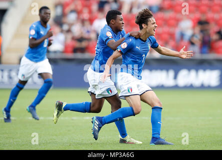 Italiens Samuele Ricci feiert ersten Ziel seiner Seite des Spiels zählen während die UEFA-U17-Meisterschaft Endrunde an der AESSEAL New York Stadium, Rotherham. Stockfoto