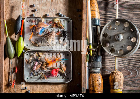 Nahaufnahme von Vintage fischen mit Netz und Stangen Stockfoto