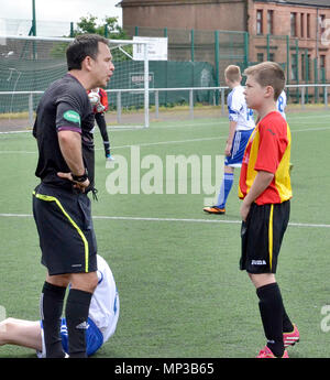 GLASGOW, Schottland - 8. JUNI 2014: Ein Schiedsrichter hat ein Wort mit einem Spieler über einen gerät er gemacht. Stockfoto