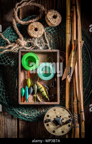 Vintage Angler Ausrüstung mit Stangen, Net und Angeln fliegen Stockfoto