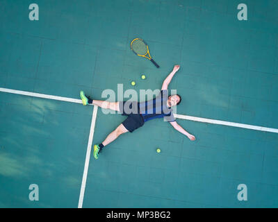 Mann gewinnt Tennis Spiel und auf der Gerichtshof der Ansicht von oben Stockfoto