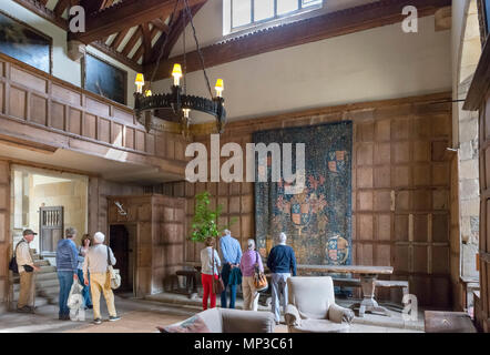 Besucher in der Halle im Haddon Hall, in der Nähe von Bakewell, Derbyshire, England, Großbritannien Stockfoto