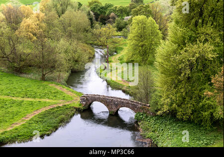 Brücke über den Fluss Wye auf dem Gelände der Haddon Hall, in der Nähe von Bakewell, Derbyshire, England, Großbritannien Stockfoto