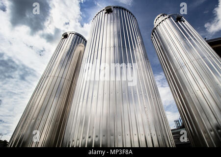 Drei Malzsilos Turm vor einem dramatischen Himmel bei der New Belgium Brewing Company in Asheville, NC, USA Stockfoto