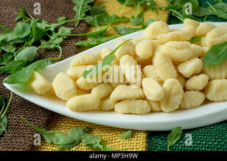 Ungekocht Hausgemachte Gnocchi in einer weißen Platte Stockfoto