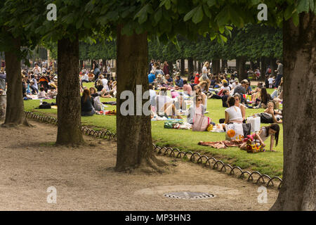 Paris Luxembourg - Menschen entspannend auf grünen Rasen im Jardin du Luxembourg in Paris, Frankreich, Europa. Stockfoto