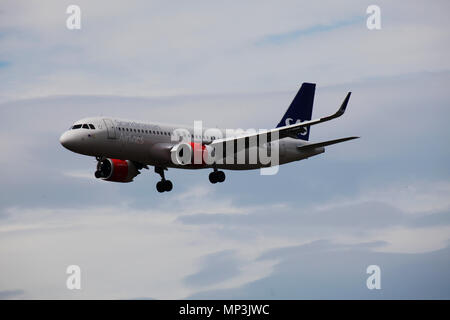 Ein Scandinavian Airlines System Airbus A 320-251 N Flugzeug SE-ROE macht seine letzte Annäherung, wie sie in Edinburgh am Flughafen zu landen Stockfoto