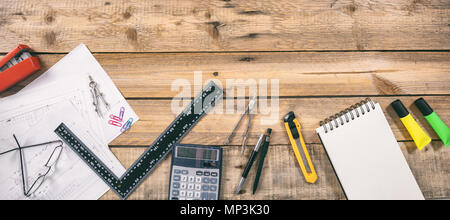 Architekten Arbeitsplatz Ansicht von oben. Projekt Bauplänen und Engineering Tools auf hölzernen Schreibtisch, Kopie Raum Stockfoto