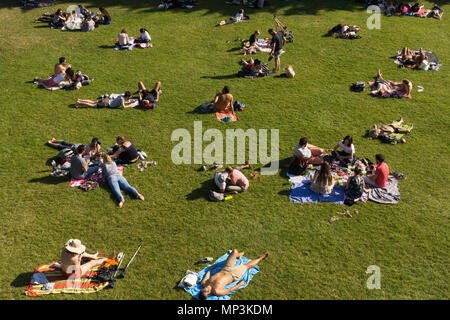 Menschen entspannen und genießen am Nachmittag Sonnenschein am Quai De La Paul Permin Park in Paris, Frankreich. Stockfoto