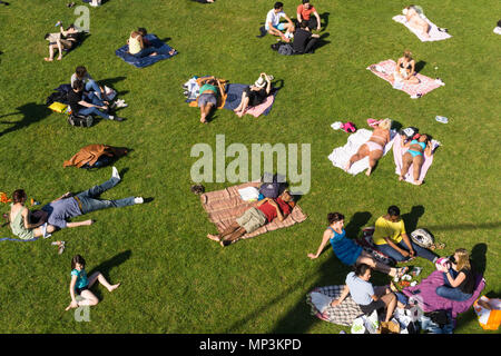 Menschen entspannen und genießen am Nachmittag Sonnenschein am Quai De La Paul Permin Park in Paris, Frankreich. Stockfoto