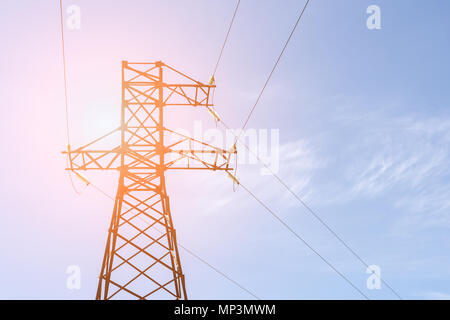 Hohe Spannung Strom Pylon mit blauen Himmel im Hintergrund. Energieübertragung Stockfoto
