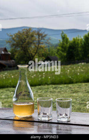 Süße gelbe Honigwein Meade in der herrlichen Bergwelt. Bereit zu trinken. Stockfoto