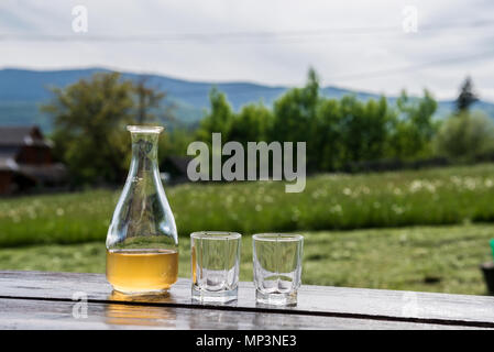 Süße gelbe Honigwein Meade in der herrlichen Bergwelt. Bereit zu trinken. Stockfoto