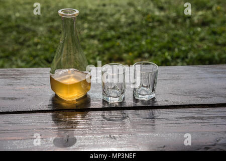 Süße gelbe Honigwein Meade auf dem Holztisch. Bereit zu trinken. Stockfoto